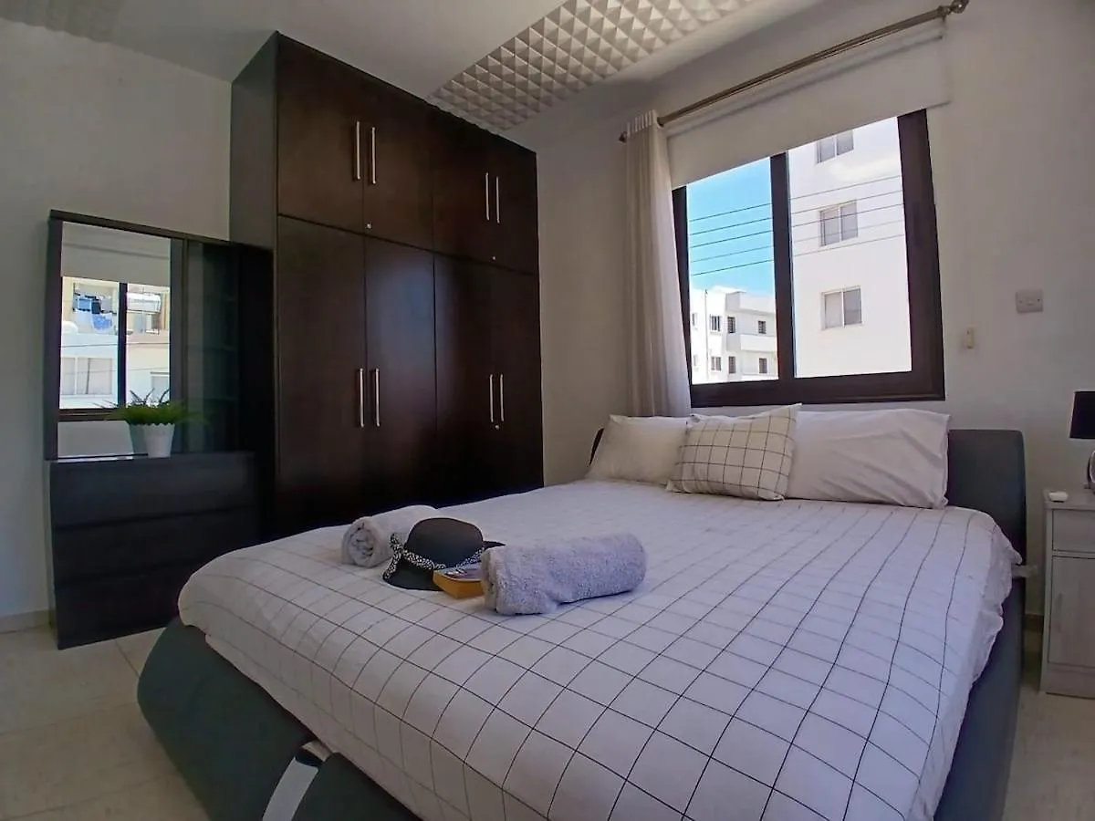 Spacious 2 Bedroom Apartment Larnaca 0*,
