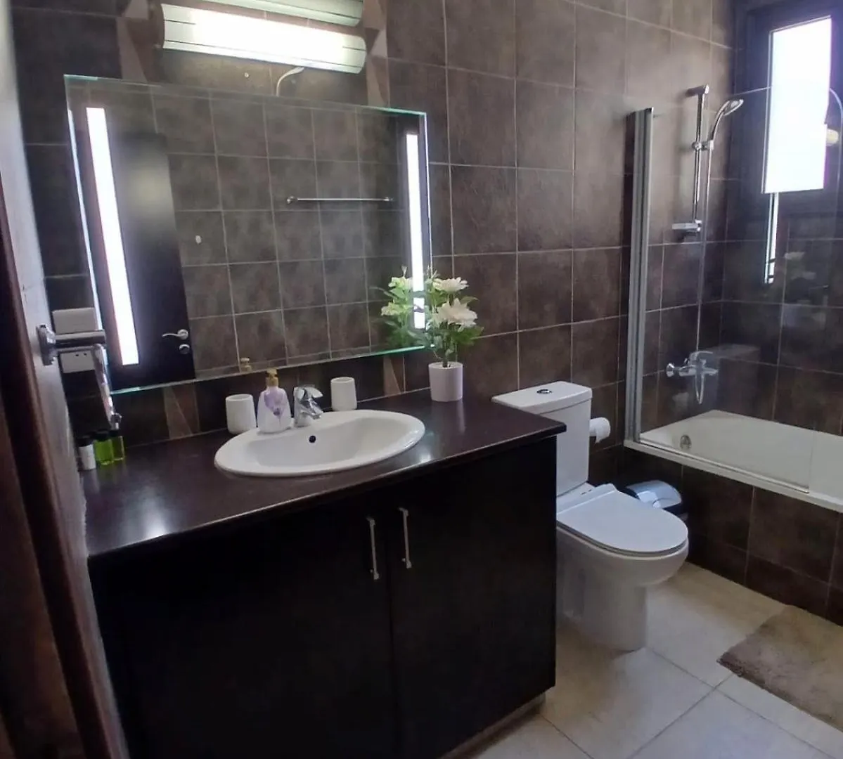 Spacious 2 Bedroom Apartment Larnaca 0*,